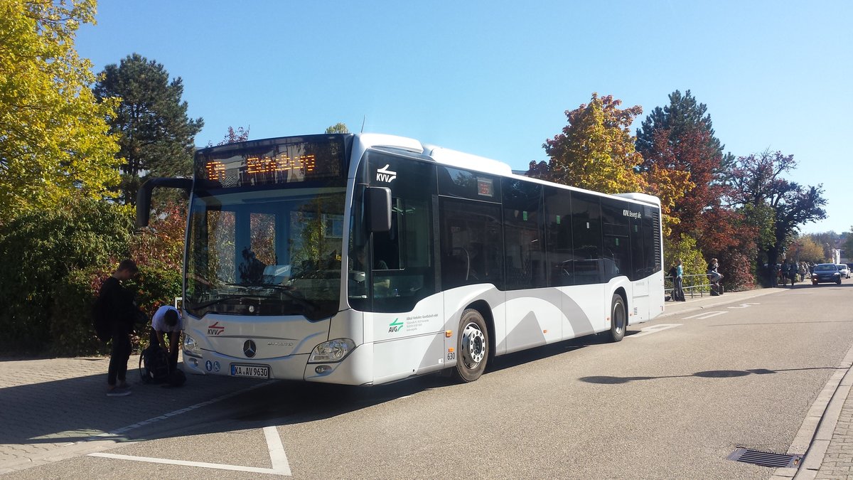 Hier ist der KA AV 9630 der AVG auf der Buslinie 134 nach Eichelberg unterwegs. Gesichtet am 05.10.2018 am Schulzentrum in Östringen.