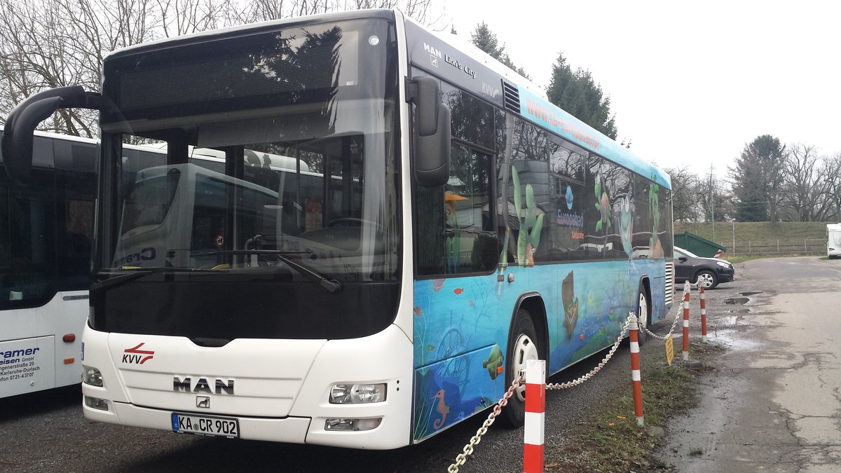 Hier der KA CR 902 von Cramer Reisen wartet auf seinen Einsatz in Karlsruhe Durlach. (27.01.2018.)