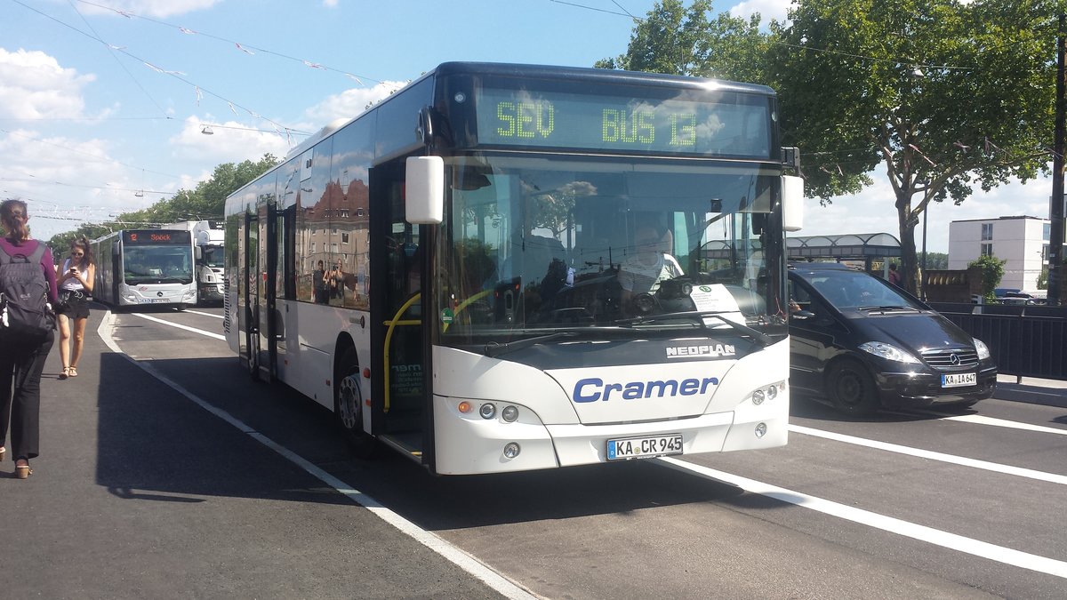 Hier ist der KA CR 945 von Cramer Reisen auf der SEV Linie 13 nach Hagsfeld Jenaer Straße unterwegs. Gesichtet am 26.07.2018 an der Tullastraße in Karlsruhe.