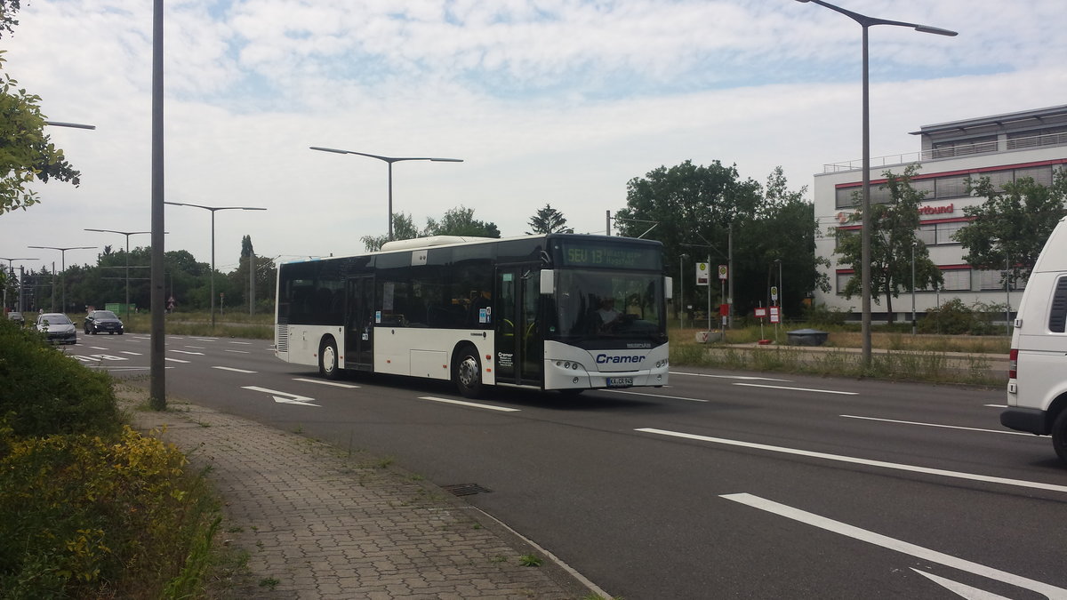 Hier ist der KA CR 945 von Cramer Reisen auf der SEV Linie 13 zum Bahnhof Hagsfeld unterwegs. Gesichtet  am 28.07.2018 am Fächerbad in Karlsruhe.