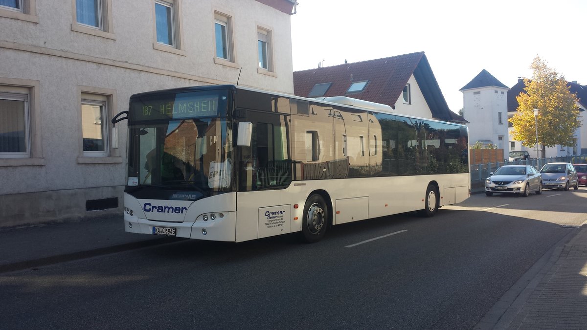 Hier ist der KA CR 945 von Cramer Reisen auf der Buslinie 187 nach Helmsheim unterwegs. Gesichtet am 04.10.2018 am Bahnhof Ost in Untergrombach.