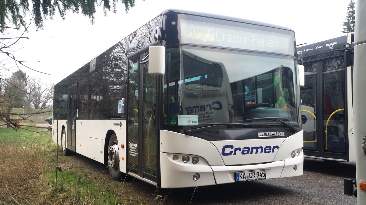 Hier der KA CR 945 (Ex SVP Pforzheim) von Cramer Reisen steht au einem Busparktplatz in Karlsruhe Durlach und wartet dort auf seinen Einsatz. (27.01.2018)