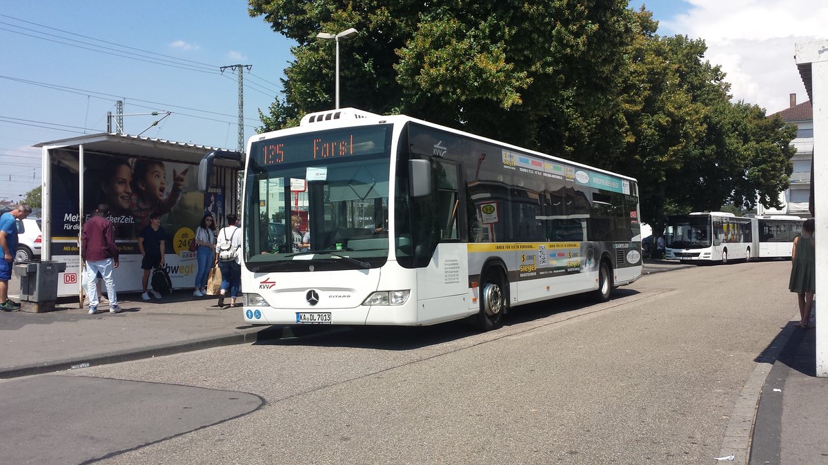 Hier ist der KA DL 7013 von Landkammer auf der Buslinie 125 nach Forst unterwegs. Gesichtet am 25.07.2018 am Bahnhof Bruchsal.
