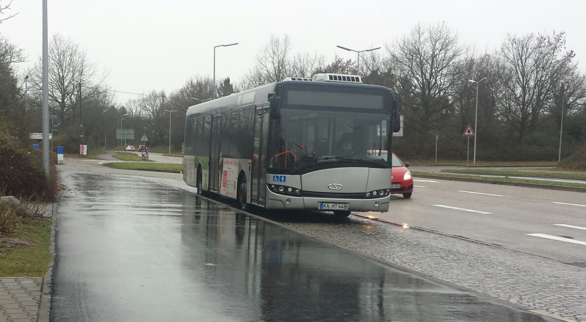 Hier der KA HT 648 von Hagro Transbus steht am Karlsruhe Fächerbad bereit auf seinen Einsatz auf der Buslinie 32. Gesichtet am 27.12.2017.
