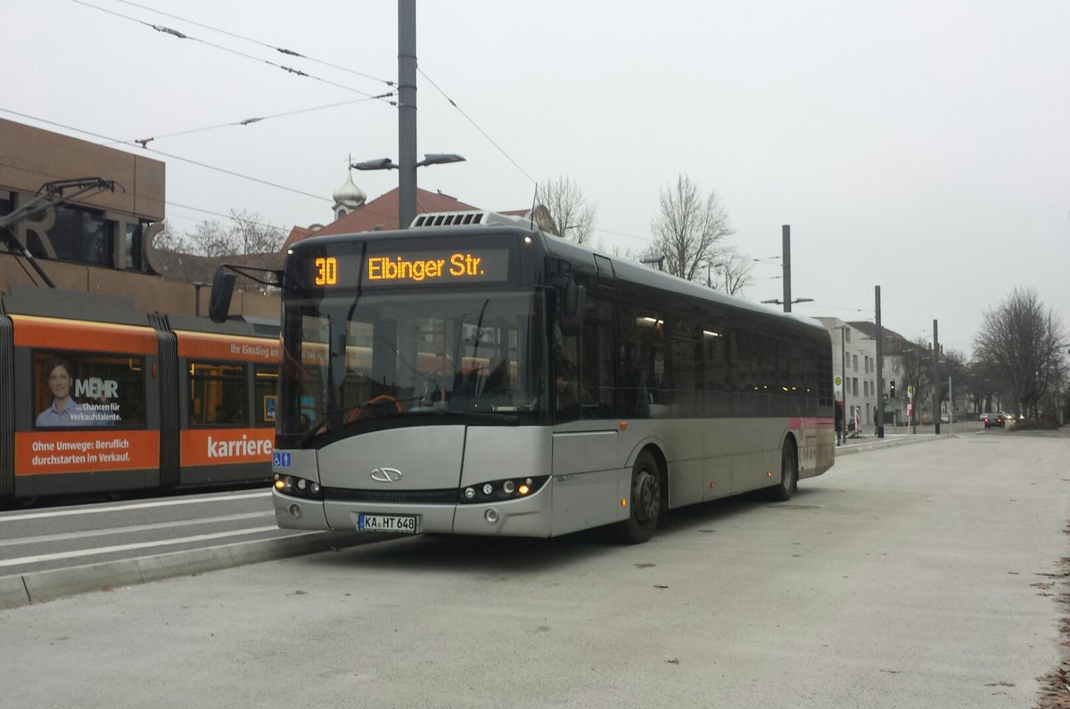 Hier ist der KA HT 648 von Hagro Transbus auf der Buslinie 30 nach Elbinger Straße unterwegs. Gesichtet am 27.12.2018 am Durlacher Tor in Karlsruhe.