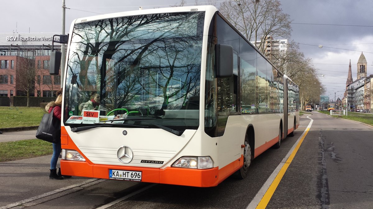 Hier der KA HT 696 an der Karlsruher Tullastraße. Dieser Bus fährt gleich SEV 15 nach 
Grötzingen Bahnhof. Der Bus kamm erst vor kurzem zu Hagro Transbus Karlsruhe. Gesichetet am 12.02.2018