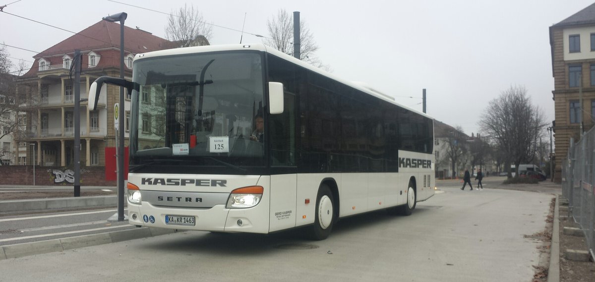 Hier ist der KA KR 1463 von Kasper Reisen auf der Buslinie 125 nach Kirrlach unterwegs. Gesichtet am 27.12.2018 am Durlacher Tor in Karlsruhe.