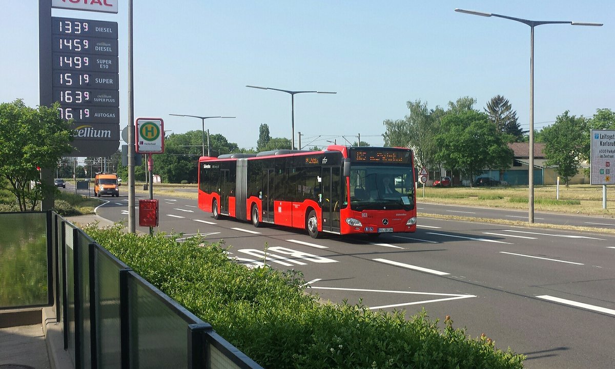 Hier ist der KA SB 164 der Südwestbus auf der Linie 125 nach Kirrlach über Bruchsal unterwegs. Gesichtet am 11.05.2018 am Fächerbad in Karlsruhe.