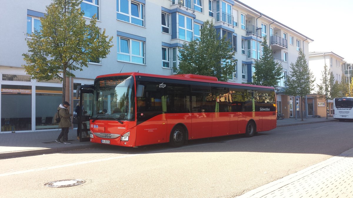 Hier ist der KA SB 294 der Südwestbus auf der Buslinie 101 nach Völkersbach unterwegs. Gesichtet am 04.10.2018 am Bahnhof Ettlingen Stadt.