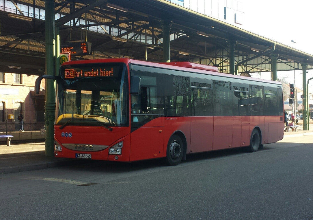 Hier der KA SB 346 pausiert am Bahnhof Ettlingen Stadt. Der Bus gehört zur RVS. Gesichtet am 14.02.2018 in Ettlingen Stadt.