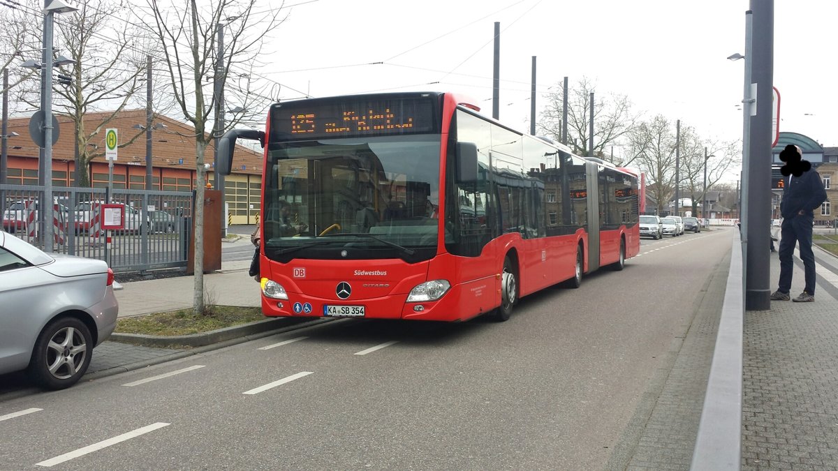 Hier der KA SB 354 der Südwestbus auf der Buslinie 125 nach Kirrlach über Bruchsal. Gesichtet am 09.03.2018 an der Ersatzhaltestelle Tullastraße in Karlsruhe.