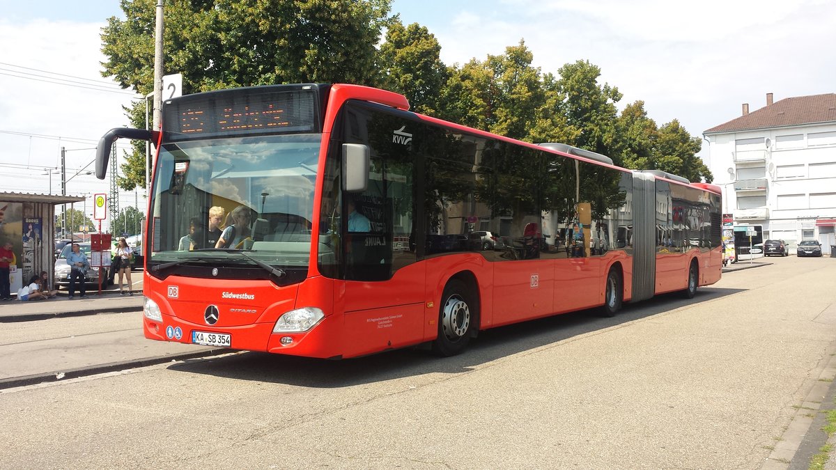 Hier ist der KA SB 354 der Südwestbus auf der Buslinie 125 nach Karlsruhe Tullastraße unterwegs. Gesichtet am Bahnhof Bruchsal am 25.07.2018.