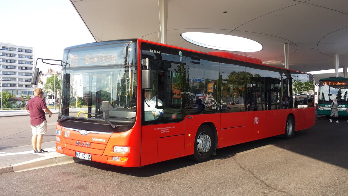 Hier ist der KA SB 515 der Südwestbus auf der Linie 733 nach Bretten unterwegs. Gesichtet am 29.06.2018 am Bahnhof Pforzheim.