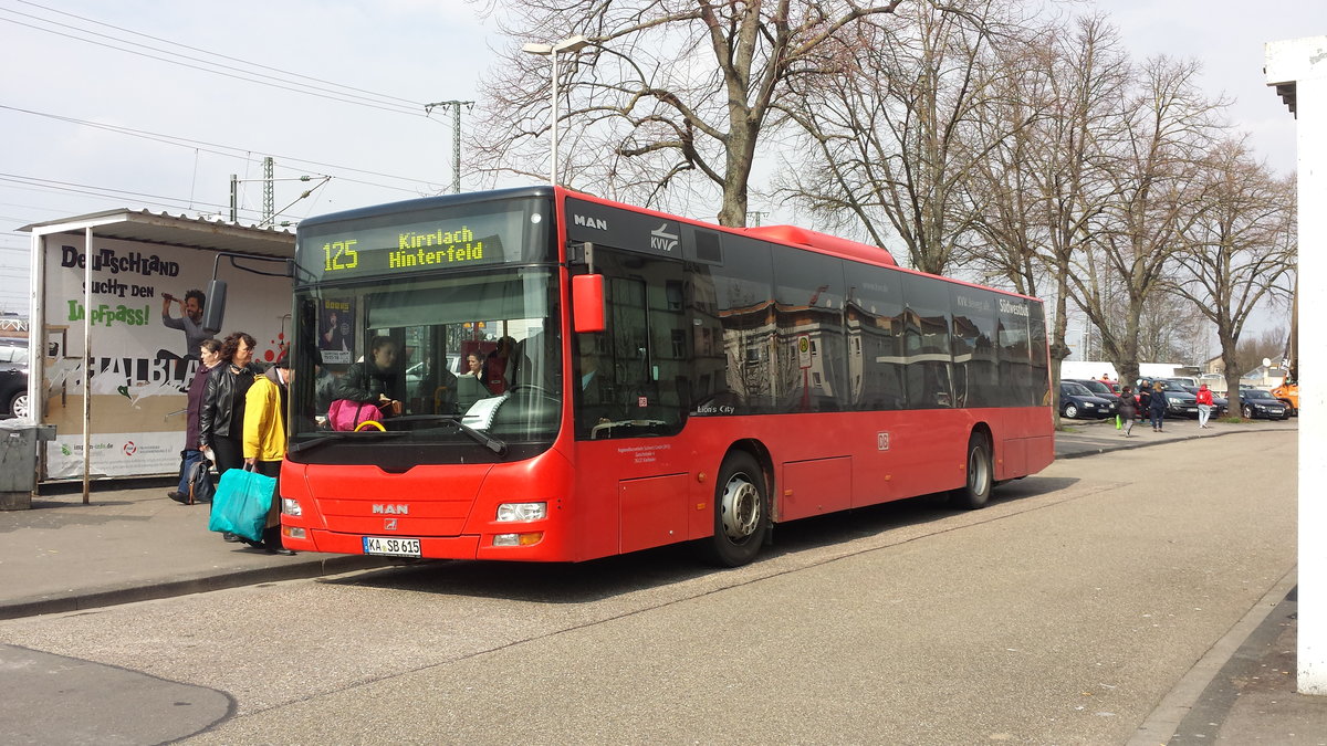 Hier ist der KA SB 615 der Südwestbus auf der Buslinie 125 zum Hinterfeld in Kirrlach unterwegs. Gesichtet am 27.03.2018 am Bahnhof und ZOB in Bruchsal.