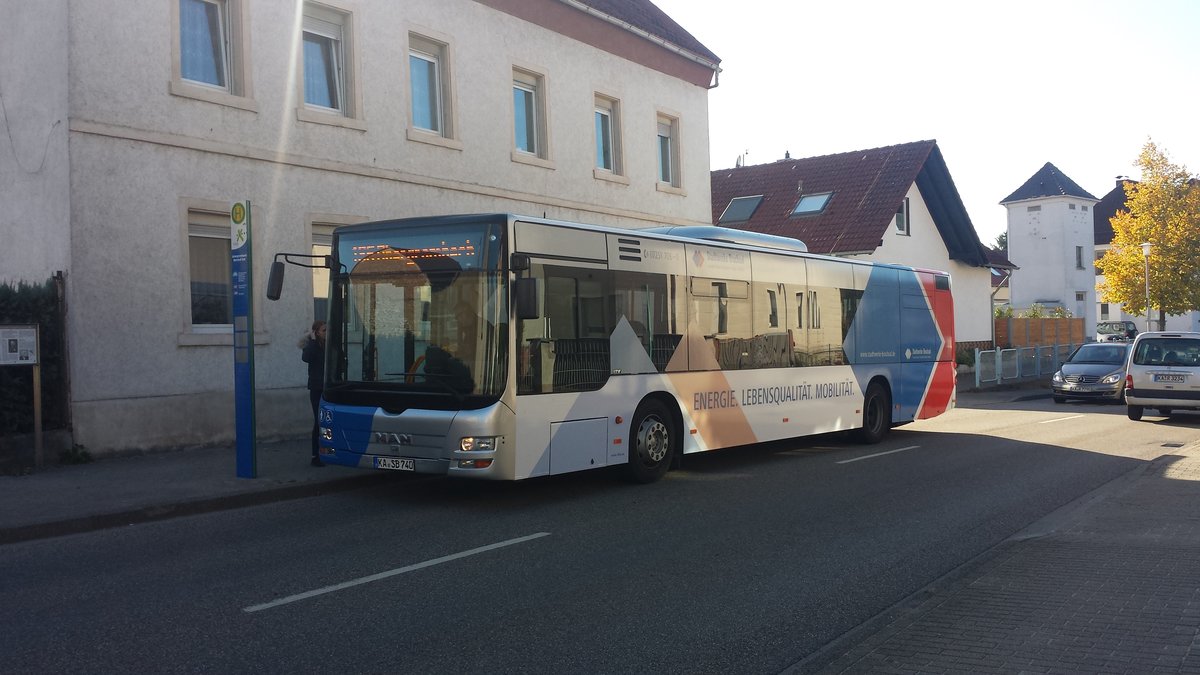Hier ist der KA SB 740 von der Südwestbus/Bruchsal Max auf der Buslinie 186 nach Obergrombach unterwegs. Gesichtet am 04.10.2018 am Bahnhof Ost in Untergrombach.