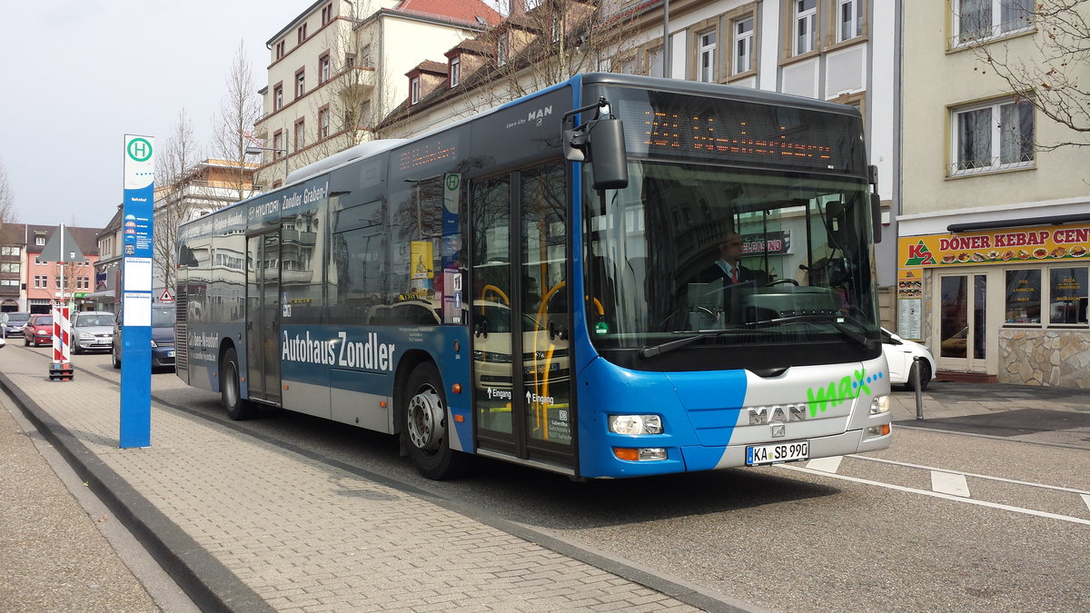 Hier ist der KA SB 990 der Südwestbus oder Bruchsal Max auf der Buslinie 181 zum Weiherberg unterwegs. Gesichtet am 27.03.2018 am Bahnhof Bruchsal.
