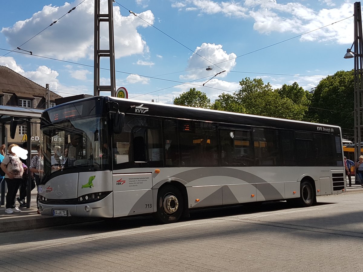 Hier ist der KA VK 713 der VBK auf der Buslinie 50 nach Oberreut über Bulach unterwegs. Erwischt am 31.05.2019 am Hauptbahnhof in Karlsruhe.