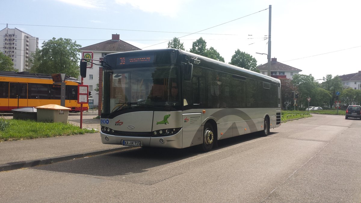 Hier ist der KA VK 715 der VBK auf der Buslinie 30 in die Waldstadt unterwegs. Heute wieder wegen KSC Heimspiel vom Hirtenweg und nicht vom Karl Wilhelm Platz. Gesichtet am 28.04.2018 am Hirtenweg in Karlsruhe.