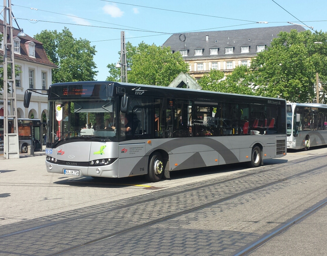 Hier ist der KA VK 716 der VBK auf der Buslinie 50 nach Oberreut über Bulach unterwegs. Gesichtet am 30.05.2018 am Hauptbahnhof in Karlsruhe.