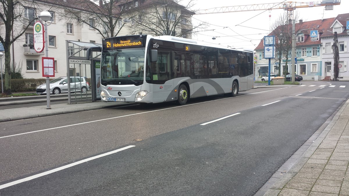 Hier der KA VK 722 der VBK auf der Linie 24 zum Bergwald in Hohenwettersbach. Gesichtet am 
Karlsruhe Durlach Turmberg am 27.01.2018.