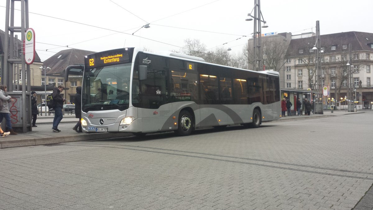 Hier der KA VK 737 der VBK auf der Buslinie 62 zum Entenfang und fährt über die Heidenstückersiedlung. Hier gesichtet am Hauptbahnhof Karlsruhe. (09.02.2018)