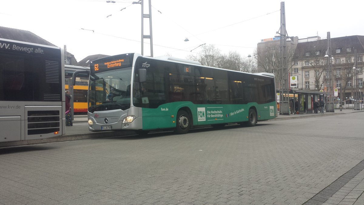 Hier der KA VK 749 der VBK auf der Buslinie 62 zum Entenfang über die Heidenstückersiedlung.
Gesichtet am 10.02.2018 am Hauptbahnhof in Karlsruhe.