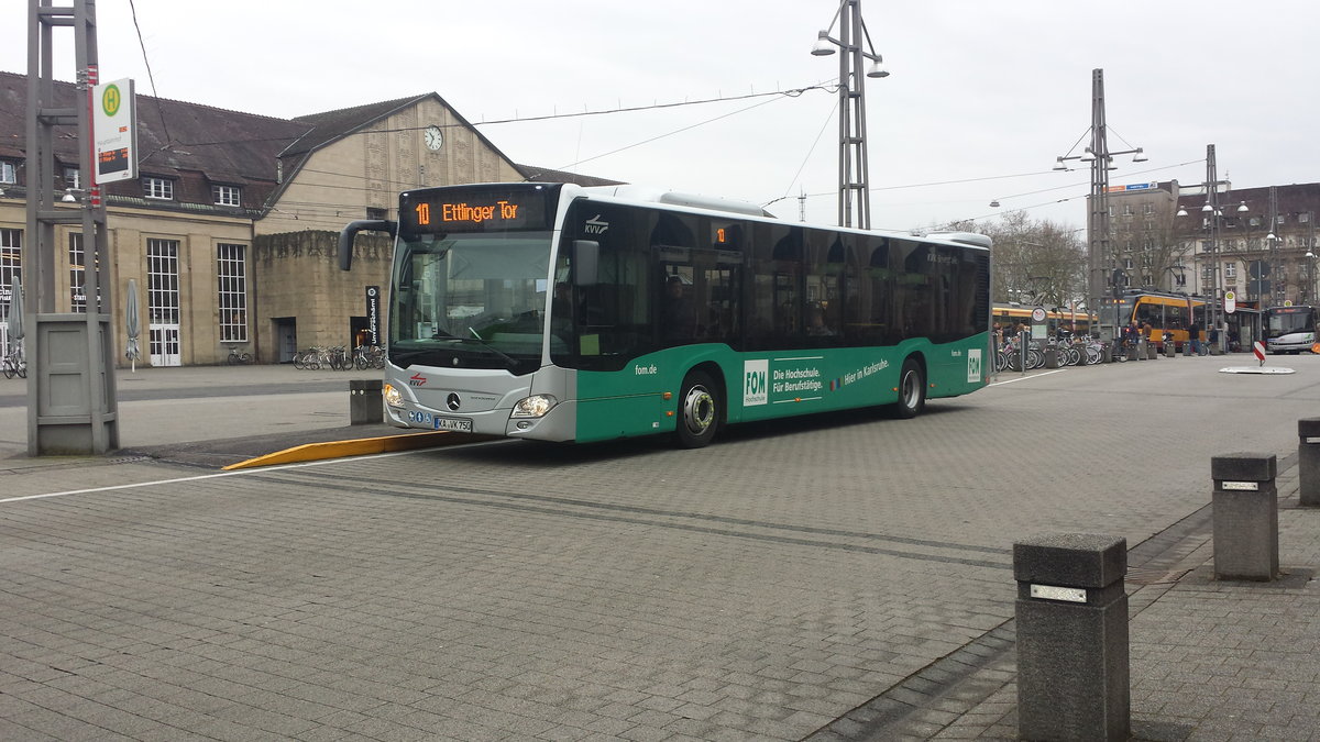 Hier der KA VK 750 der VBK auf der Buslinie 10 zum Ettlinger Tor. Gesichtet am 10.03.2018 am Hauptbahnhof Vorplatz in Karlsruhe.