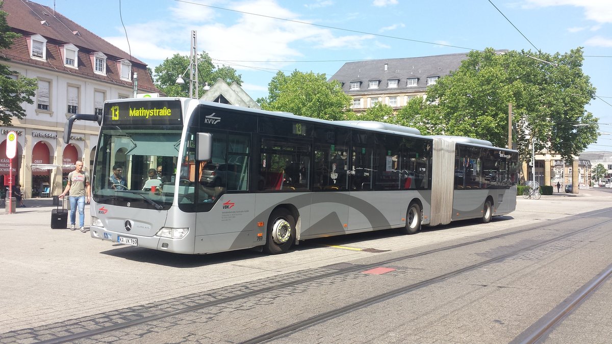 Hier ist der KA VK 769 der VBK auf der SEV Linie 13 zur Mathystraße unterwegs. Gesichtet am 30.05.2018 am Bahnhofsvorplatz in Karlsruhe.