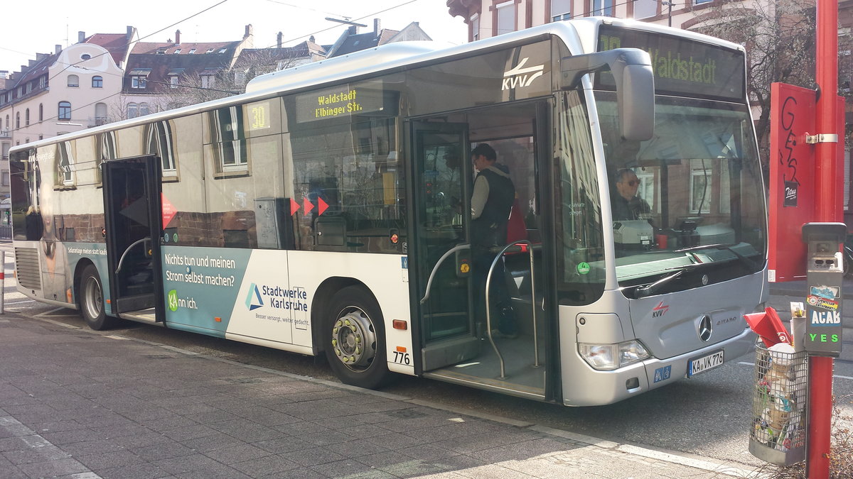 Hier ist der KA VK 776 der VBK auf der Buslinie 30 in die Waldstadt unterwegs. Gesichtet am 25.03.2018 am Karl-Wilhelm-Platz in Karlsruhe.