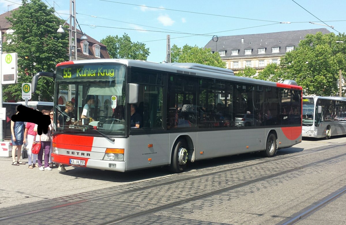 Hier ist der KA VK 785 der VBK auf der Buslinie 55 zum Kühler Krug unterwegs. Gesichtet am 30.05.2018 am Hauptbahnhof in Karlsruhe.