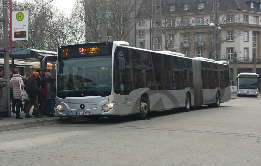 Hier ist der KA VK 790 der VBK auf der Buslinie 47 Nach Stupferich über Palmbach unterwegs. Gesichtet am Hauptbahnhof in Karlsruhe am 26.03.2018.
