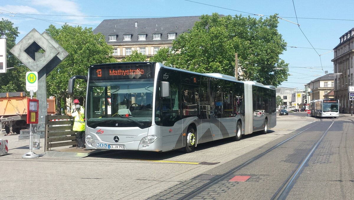 Hier ist der KA VK 793 der VBK auf der SEV Linie 13 zur Mathystraße unterwegs. Gesichtet am 30.05.2018 am Hauptbahnhof in Karlsruhe.