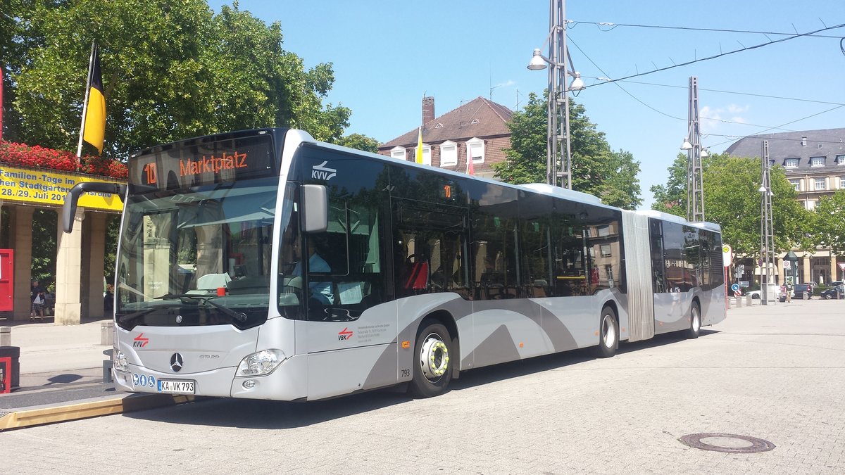 Hier ist der KA VK 793 der VBK auf der Buslinie 10 zum Marktplatz unterwegs. Gesichtet am 27.07.2018 am Hauptbahnhof in Karlsruhe.