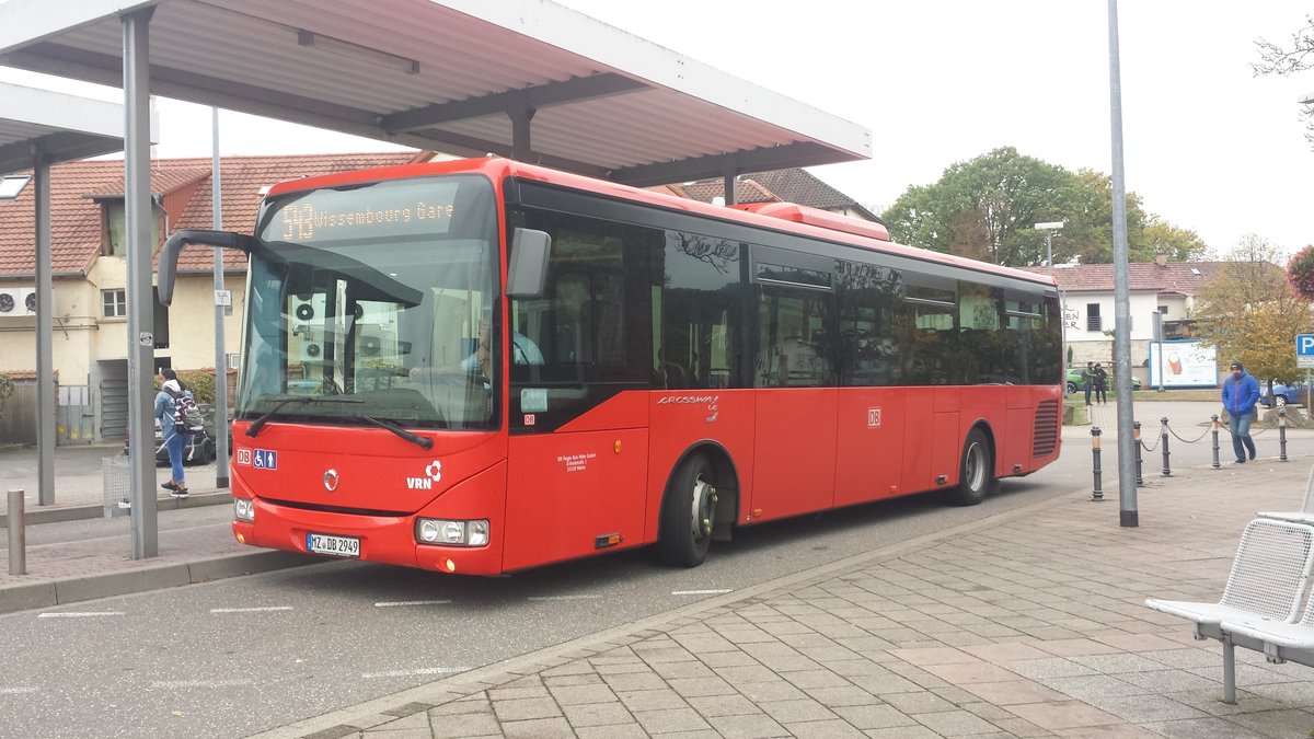 Hier ist der MZ DB 2949 von der DB Regio Bus Mitte auf der Buslinie 543 nach Wissembourg Gare/Bahnhof unterwegs. Gesichtet am 29.10.2018 am Bahnhof Bad  Bergzabern.