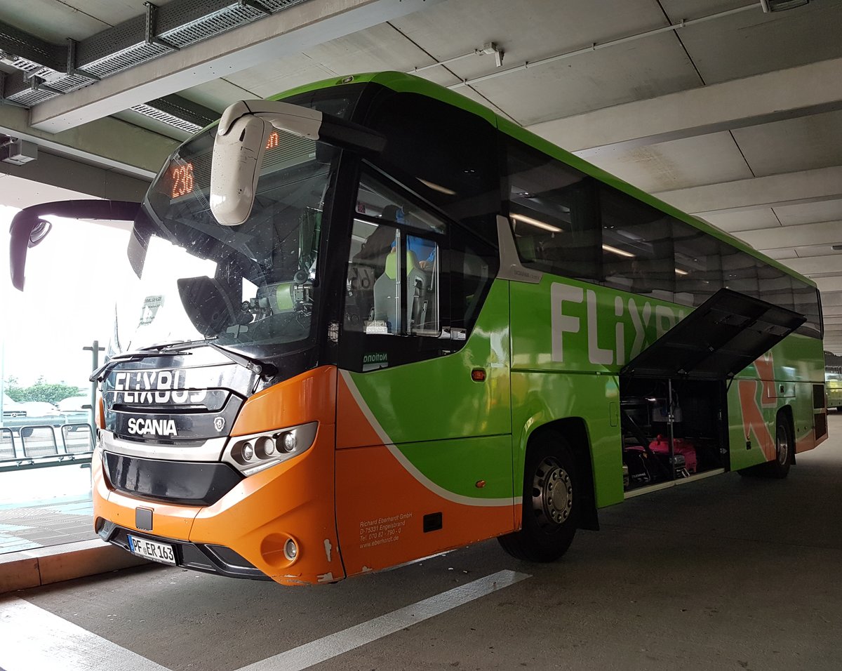 Hier ist der PF ER 163 von Eberhardt Reisen/Flixbus auf der Buslinie 236 nach München unterwegs. Gesichtet am 30.05.2019 am Flughafen in Stuttgart.