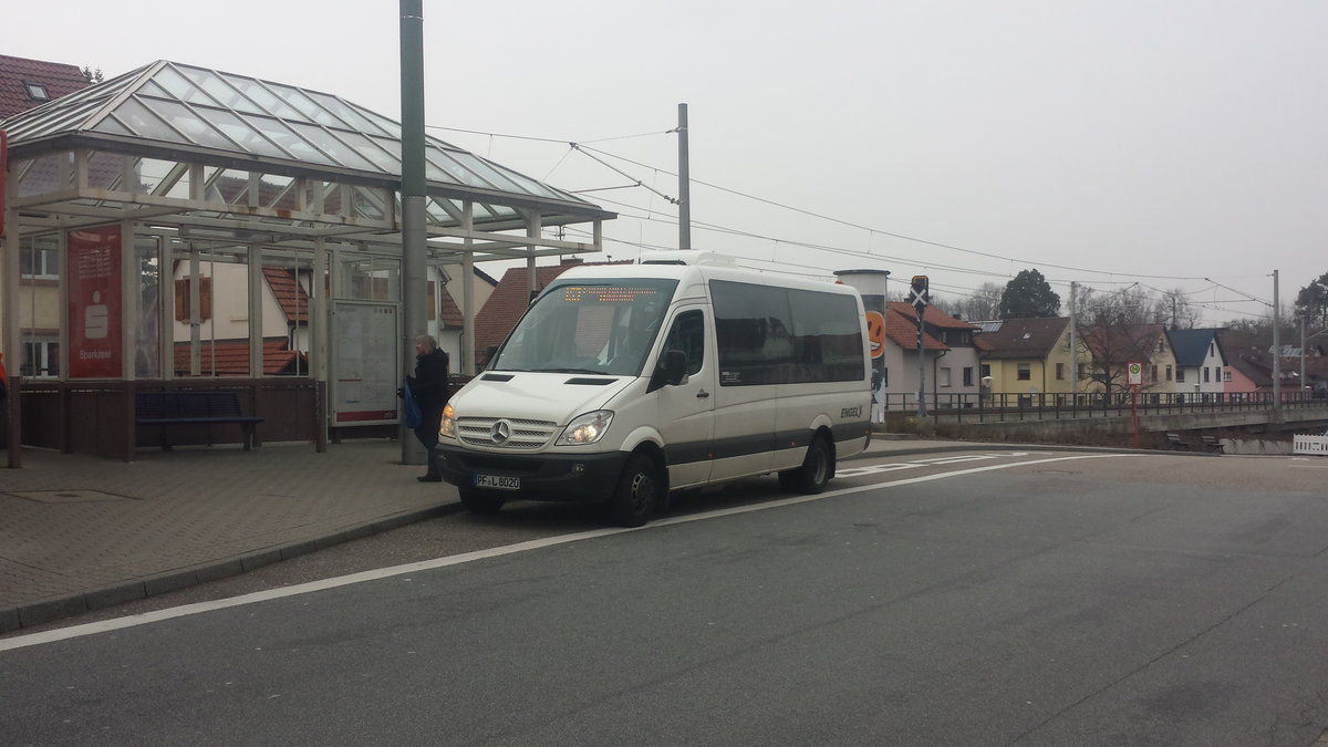 Hier ist der PF L 8020 von Engel Reisen auf der Buslinie 153 zum Bahnhof Langensteinbach unterwegs. Er ist gerade am 26.03.2018 am Bahnhof Langensteinbach angekommen.
