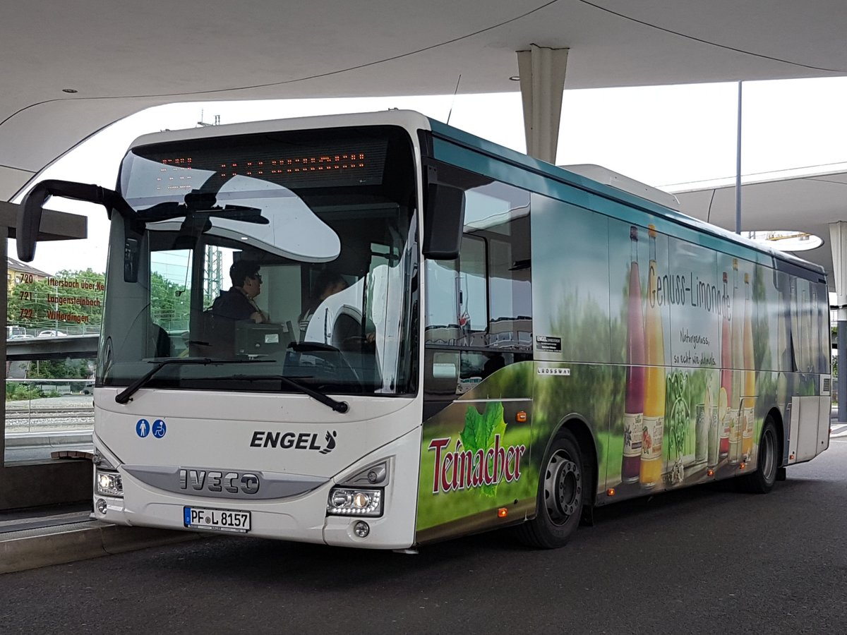 Hier ist der PF L 8157 von Engel Reisen auf der Buslinie 720 nach Ittersbach unterwegs. Abgelichtet am 11.06.2019 am HBF in Pforzheim.