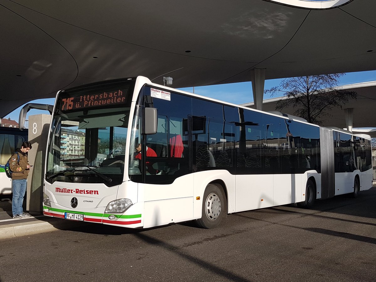 Hier ist der PF MR 4129 von Müller Reisen auf der Buslinie 715 nach Ittersbach über Pfinzweiler im Einsatz. Abgelichtet am 19.12.2019 am Busbahnhof in Pforzheim.