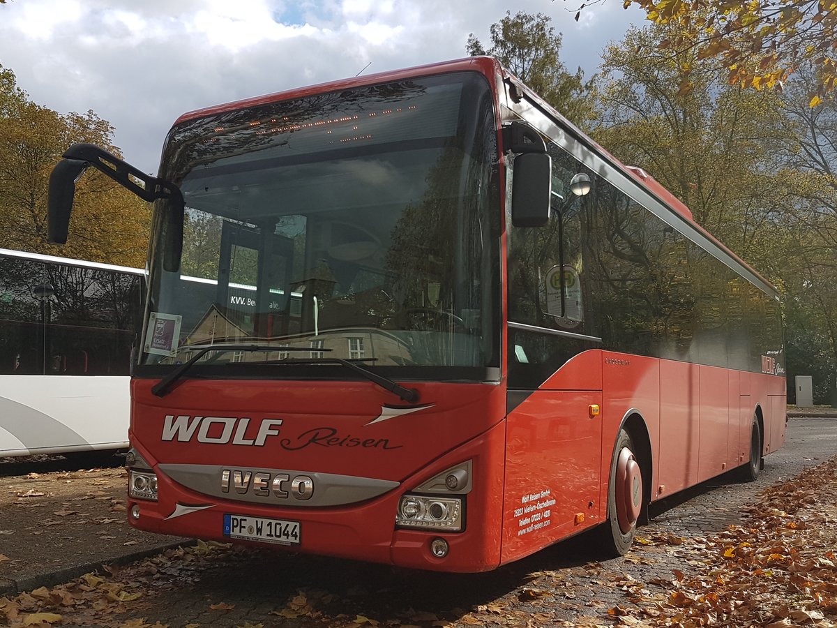 Hier ist der PF W 1044 von Wolf Reisen auf der SEV Linie S5 nach Söllingen im Einsatz. Gesichtet am 02.11.2019 am Bahnhof in Karlsruhe Durlach.