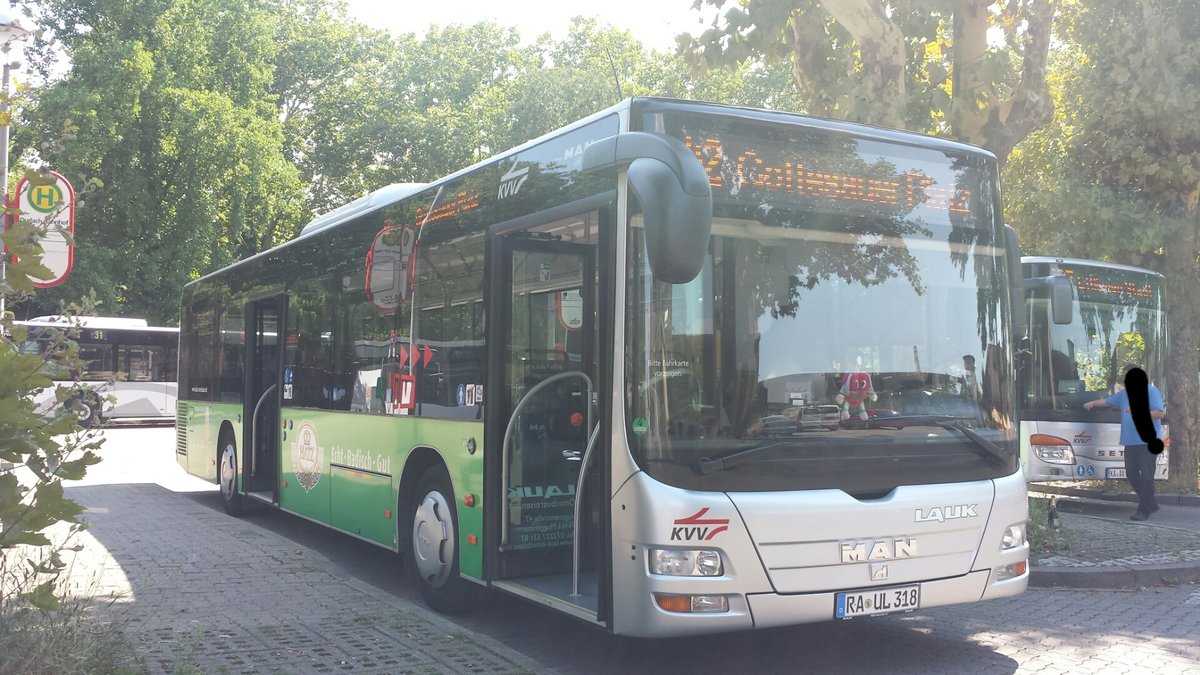 Hier ist der RA UL 318 von Lauk Reisen auf der Buslinie 42 zum Gottesauer Platz unterwegs. Gesichtet am 25.07.2018 am Bahnhof Karlsruhe Durlach.