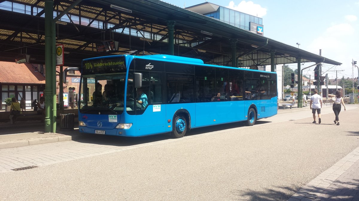 Hier ist der RA W 937 der NVW auf der Buslinie 104 nach Waldprechtweier unterwegs. Gesichtet am 27.07.2018 am Stadtbahnhof in Ettlingen.