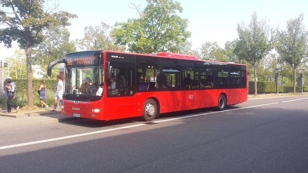 Hier ist der SHA F 5716 der FMO auf der Buslinie 826 nach Waldenbuch Postamt. Gesichtet am Bahnhof Leinfelden am 19.07.2018.