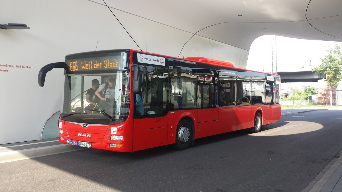Hier ist der SHA F 5718 der FMO (Leihwagen an die Südwestbus) auf der Buslinie 666 nach Weil der Stadt unterwegs. Gesichtet am Bahnhof Pforzheim am 29.06.2018.
