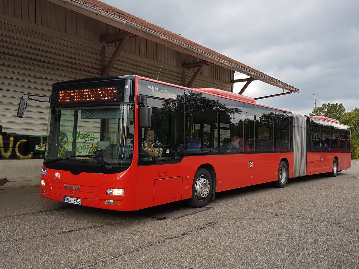 Hier ist der SHA F 5935 von der FMO (ex RVS Karlsruhe) auf der Schnellbuslinie X46 zum Schulzentrum in Beilstein im Einsatz. Abgelichtet am 09 September 2019 am Bahnhof in Marbach am Neckar.