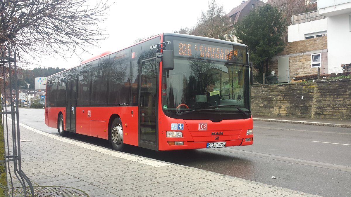Hier ist der SHA T 5750 von der FMO (ex RVS, Karlsruhe) auf der Buslinie 826 nach Leinfelden Bahnhof unterwegs. Gesichtet am 31.12.2018 am Postamt in Waldenbuch.