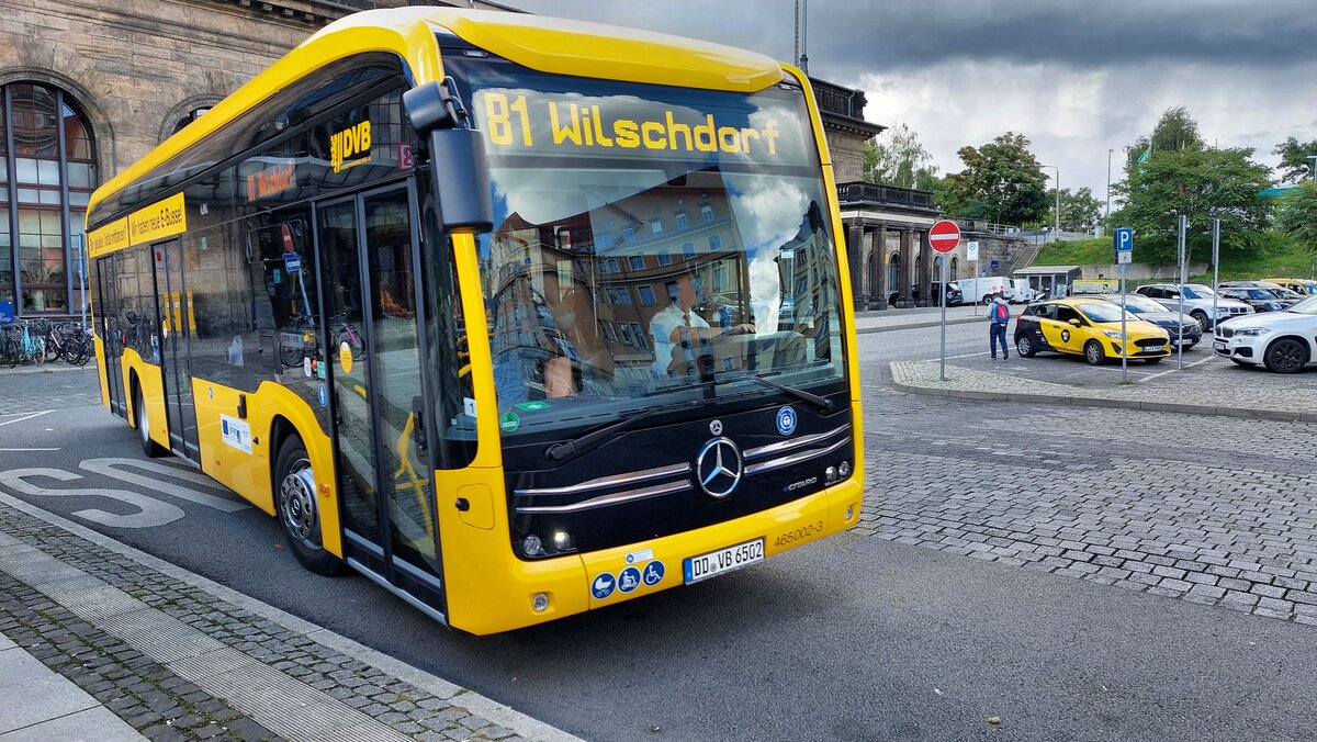 Hier sieht man einen eCitaro(12 Meter) mit dem Baujahr 2021 am Bahnhof Neustadt in Dresden. An diesem Tag war er auf der Linie 81 zwischen Bf. Neustadt und DD-Wilschdorf Industriegebiet unterwegs. Das Bild wurde am 16.09.2022 an der Stadt- und Regiobushaltestelle aufgenommen.
