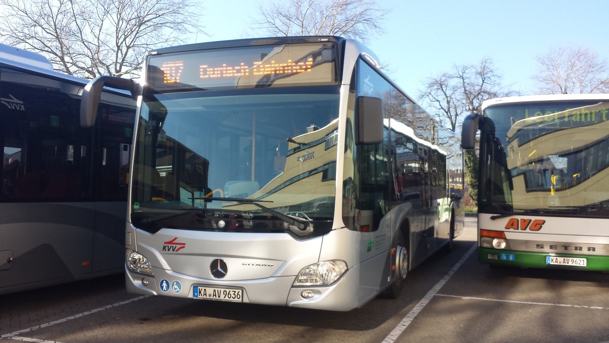 Hier steht der KA AV 9636 der AVG bereit für seinen Dienstanfang auf der Buslinie 107 zum Durlach Bahnhof. Gesichtet am 14.02.2018. in Ettlingen.