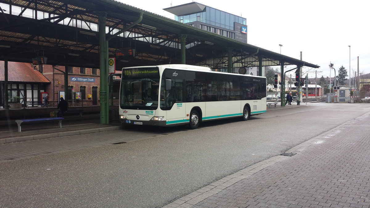 Hier steht der RA W 934 der NVW abfahrbeit als Linie 104 nach Waldprechtweier. Gesichtet am 10.03.2018 in Ettlingen Stadt.
