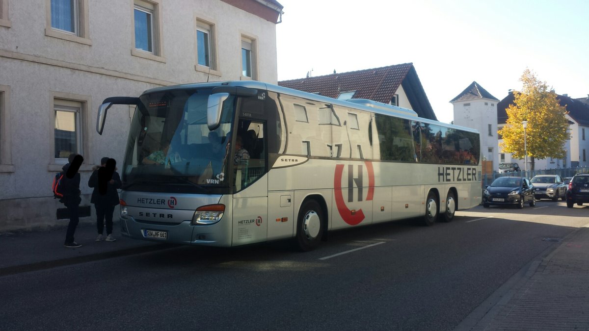 Hier ist der SÜW HF 661 von Hetzler Reisen auf der Schulbuslinie 189 nach Heidelsheim unterwegs. Gesichtet am Bahnhof Ost in Untergrombach.