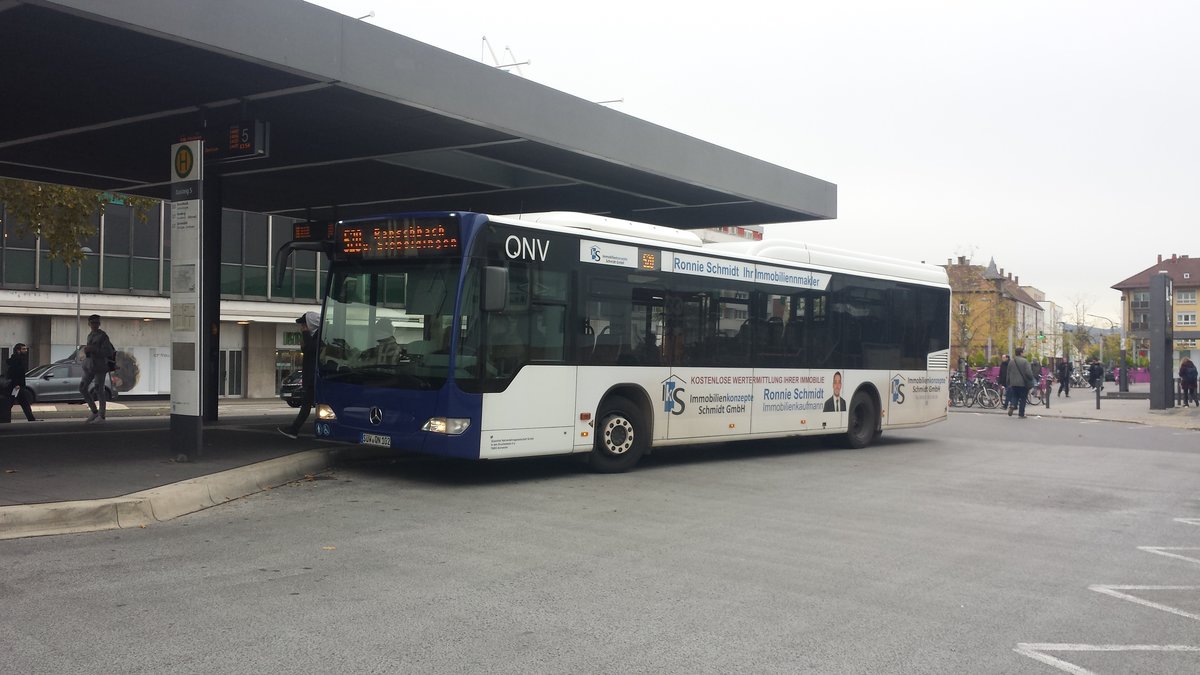 Hier ist der SÜW QN 102 auf der Buslinie 520 nach Ranschbach über Siebeldingen unterwegs. Gesichtet am 31.10.2018 am Hauptbahnhof in Landau.